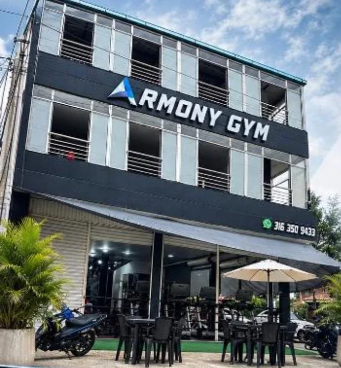 Fachada de Armony Gym en Jamundí: edificio de tres pisos con terraza